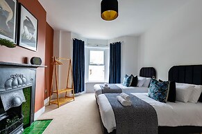 Kensington Place - 4 Bedroom Home w Free Parking