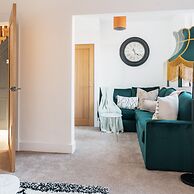 Kensington Place - 4 Bedroom Home w Free Parking