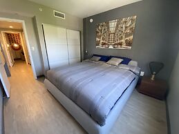 King Bed Full Service Apt