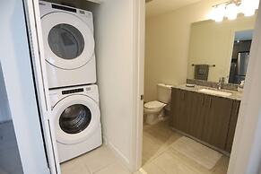 King Bed Full Service Apt