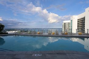 King Bed Full Service Apt