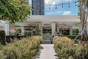 Away Bangkok Riverside Kene