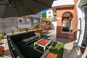 Luxury Apartment Eqanimity