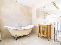 Meagill Farmhouse, hot Tub, bbq hut