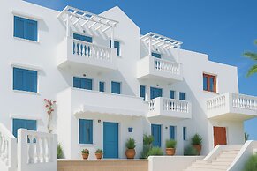 2 Bed Apartment - Sleeps 8 - Pool, Patio, Views