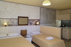 2 Bed Apartment - Sleeps 8 - Pool, Patio, Views