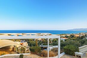 2 Bed Apartment - Sleeps 8 - Pool, Patio, Views