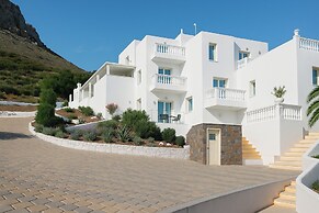 2 Bed Apartment - Sleeps 8 - Pool, Patio, Views