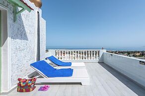 2 Bed Apartment - Sleeps 8 - Pool, Patio, Views