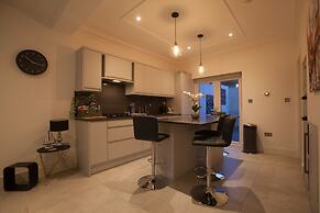 Surbiton Luxury Garden House 19