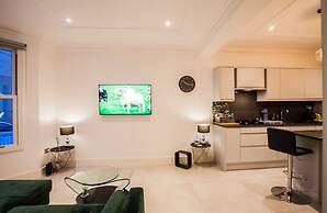 Surbiton Luxury Garden House 19