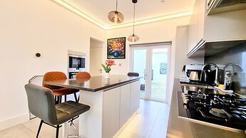 Surbiton Luxury Garden House 19