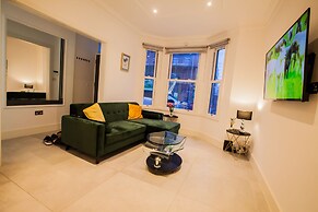 Surbiton Luxury Garden House 19