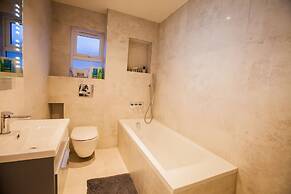 Surbiton Luxury Garden House 19