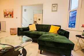 Surbiton Luxury Garden House 19