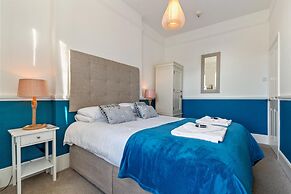 Top Sail - Beautiful Apartment Minutes Walk to Beach and Town Centre