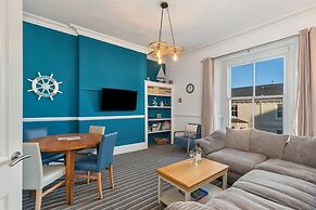 Top Sail - Beautiful Apartment Minutes Walk to Beach and Town Centre