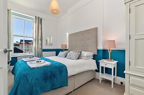 Top Sail - Beautiful Apartment Minutes Walk to Beach and Town Centre