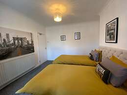 3 Bed House - Sleeps 5 - Wifi, Parking