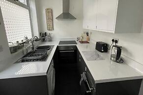 3 Bed House - Sleeps 5 - Wifi, Parking