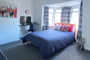3 Bed House - Sleeps 5 - Wifi, Parking