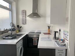 3 Bed House - Sleeps 5 - Wifi, Parking