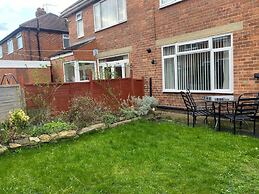 3 Bed House - Sleeps 5 - Wifi, Parking