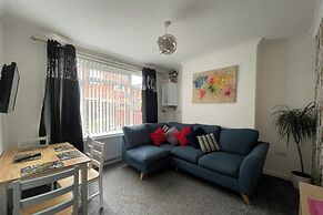 3 Bed House - Sleeps 5 - Wifi, Parking