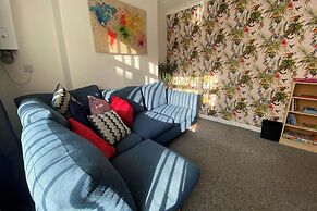 3 Bed House - Sleeps 5 - Wifi, Parking