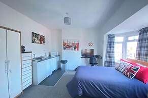 3 Bed House - Sleeps 5 - Wifi, Parking