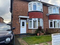 3 Bed House - Sleeps 5 - Wifi, Parking
