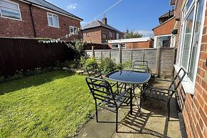 3 Bed House - Sleeps 5 - Wifi, Parking