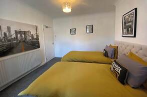 3 Bed House - Sleeps 5 - Wifi, Parking