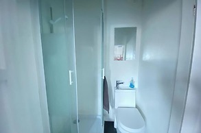 3 Bed House - Sleeps 5 - Wifi, Parking