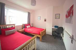 3 Bed House - Sleeps 5 - Wifi, Parking
