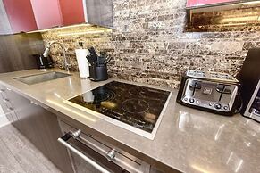 The Bay Suites MTCC CN TOWER