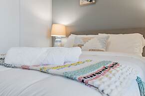 The Bay Suites MTCC CN TOWER