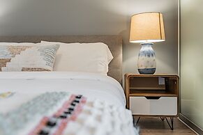 The Bay Suites MTCC CN TOWER