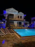 Inviting 4-bed Villa Lina With lux Pool