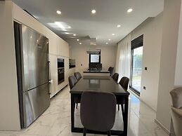 Inviting 4-bed Villa Lina With lux Pool