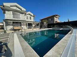 Inviting 4-bed Villa Lina With lux Pool