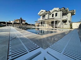 Inviting 4-bed Villa Lina With lux Pool