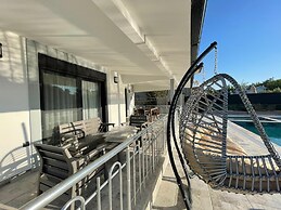 Inviting 4-bed Villa Lina With lux Pool