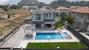 Inviting 4-bed Villa Lina With lux Pool