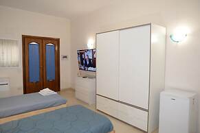 Room-emilio Home Triple Room in our Cozy