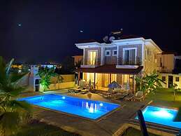 Remarkable 4-bed Villa Tasgin 2 Pools