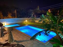 Remarkable 4-bed Villa Tasgin 2 Pools