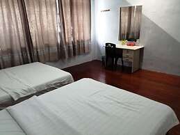 Comfortable Family Room for 4 People in Kuching With Ac - Amida Point 