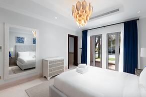 Maison Privee - Palm Jumeirah Beach Front XL Villa w/Prvt Pool