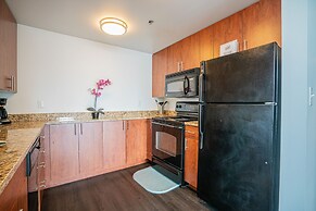 Downtown 2br Apartment Near Convention Center 2 Bedroom Apts by RedAwn